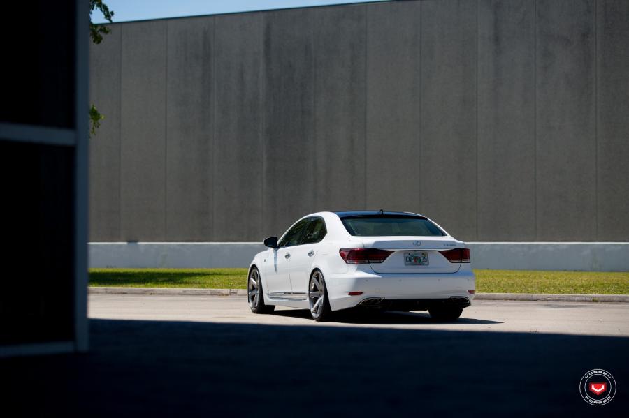  Lexus LS460 on Vossen Wheels (CG-207) 2017 года  (фото 33 из 35)
